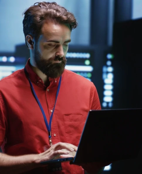 Consultor técnico Multirede segurando notebook